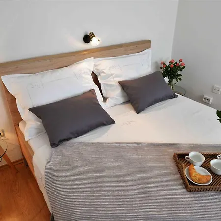 Dora Apartment *