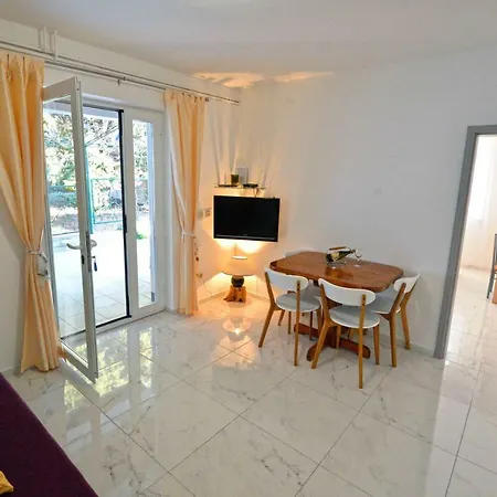 Dora Appartement Murter